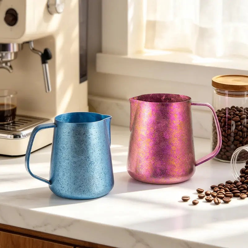 Yozcoffee Tytanowy dzbanek do spieniania mleka 420 ml ze spiczastą wylewką Niebieski/Różowy/Srebrny – różowe dzbanki z tytanu lifestyle