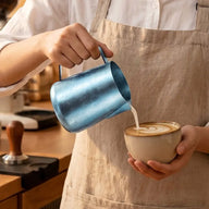 Yozcoffee Tytanowy dzbanek do spieniania mleka 420 ml ze spiczastą wylewką Niebieski/Różowy/Srebrny – nalewanie piany